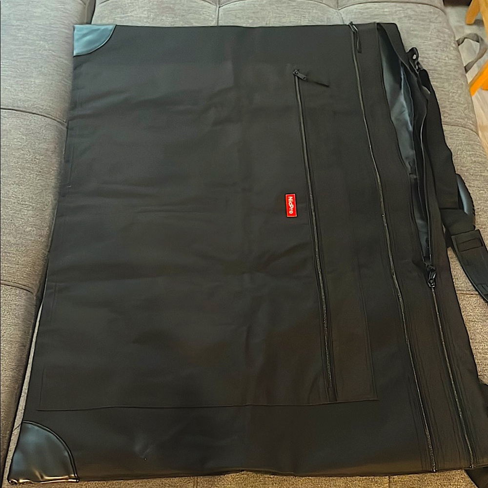 Black Travel Bag with Durable Fabric and Professional Design